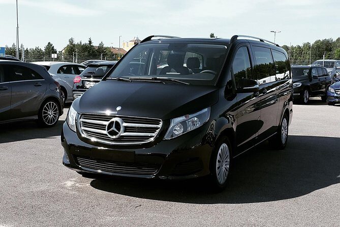 Airport Limousine Transfer: Stockholm City to Arlanda Airport 1-7 Passengers - Pickup made simple: meet & greet, easy car finding, and English-speaking help