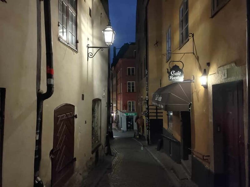 Bloody Stockholm: ghosts, horror and dark folklore 2h - Meeting at Stortorget: how the tour starts in Old Town
