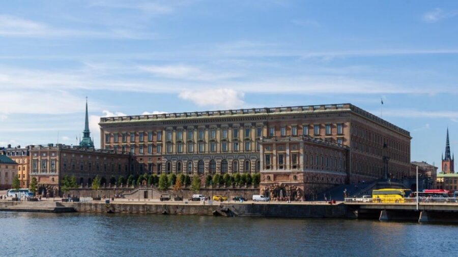 Gamla Stan: Essential Tour of Stockholm - Parliament House and Riddarholmen: power and faith on neighboring shores