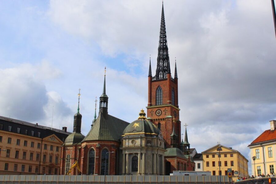 Gamla Stan: Essential Tour of Stockholm - Getting oriented at Gustav Adolfs torg (and why the rainbow umbrella helps)