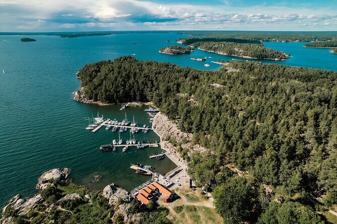 RIB Speed Boat Tour and Archipelago Island Visit (4,5h) - Meeting point and timing: Strandvägen at Kajplats 19