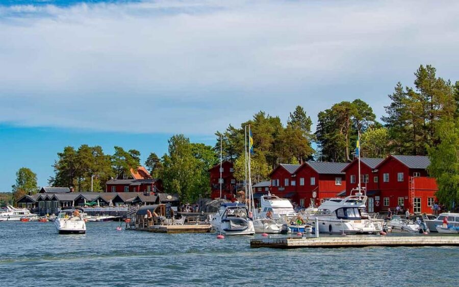 Stockholm: Archipelago Boat Tour - The boat experience: warm inside, cold-and-awesome outside