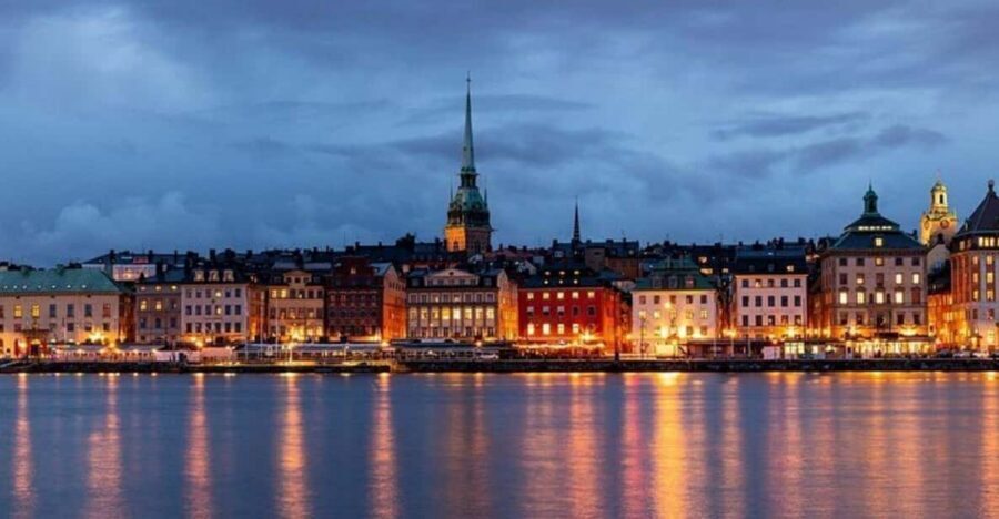 Stockholm: Must-See Attractions Walking Tour with a Guide - Stortorget: where Stockholm’s Old Town story makes sense fast