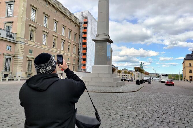 Stockholm Must See - Old Town, boat + Vasa Museum 3h small group - Slottsbacken obelisk: the opening story that sets the tone