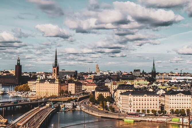 Stockholm: Old Town and City Guided Walking Tour - Gustav II Adolf’s square and the Vasa ship link