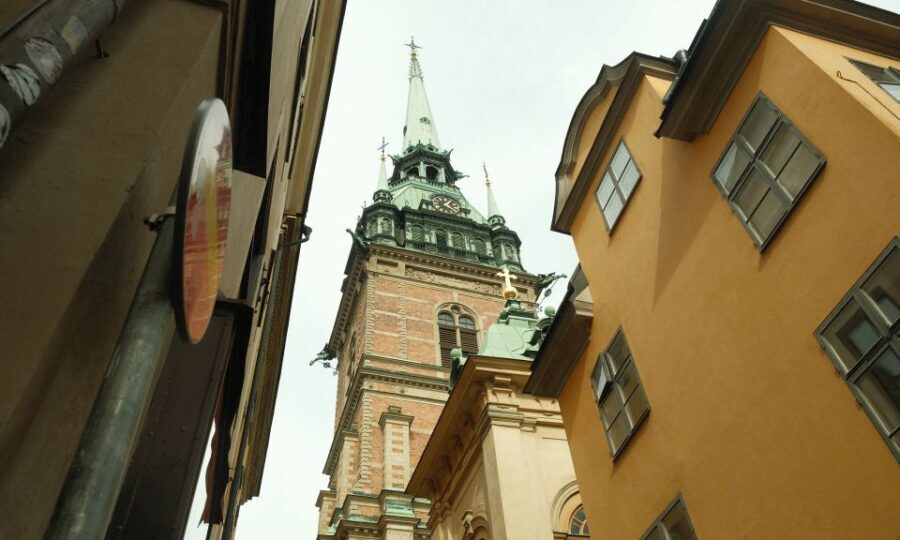 Stockholm: Old Town Self-Guided Tour Learn and solve Puzzles - The first minutes: Royal Palace stories and early clues