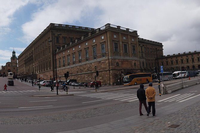 Stockholm Top attractions all-inclusive Gran Tour - Vasa Museum: the guide makes the ship click